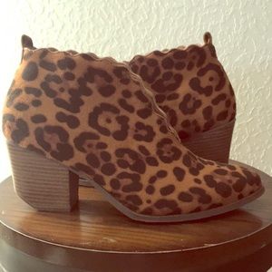 Leopard booties sz 8